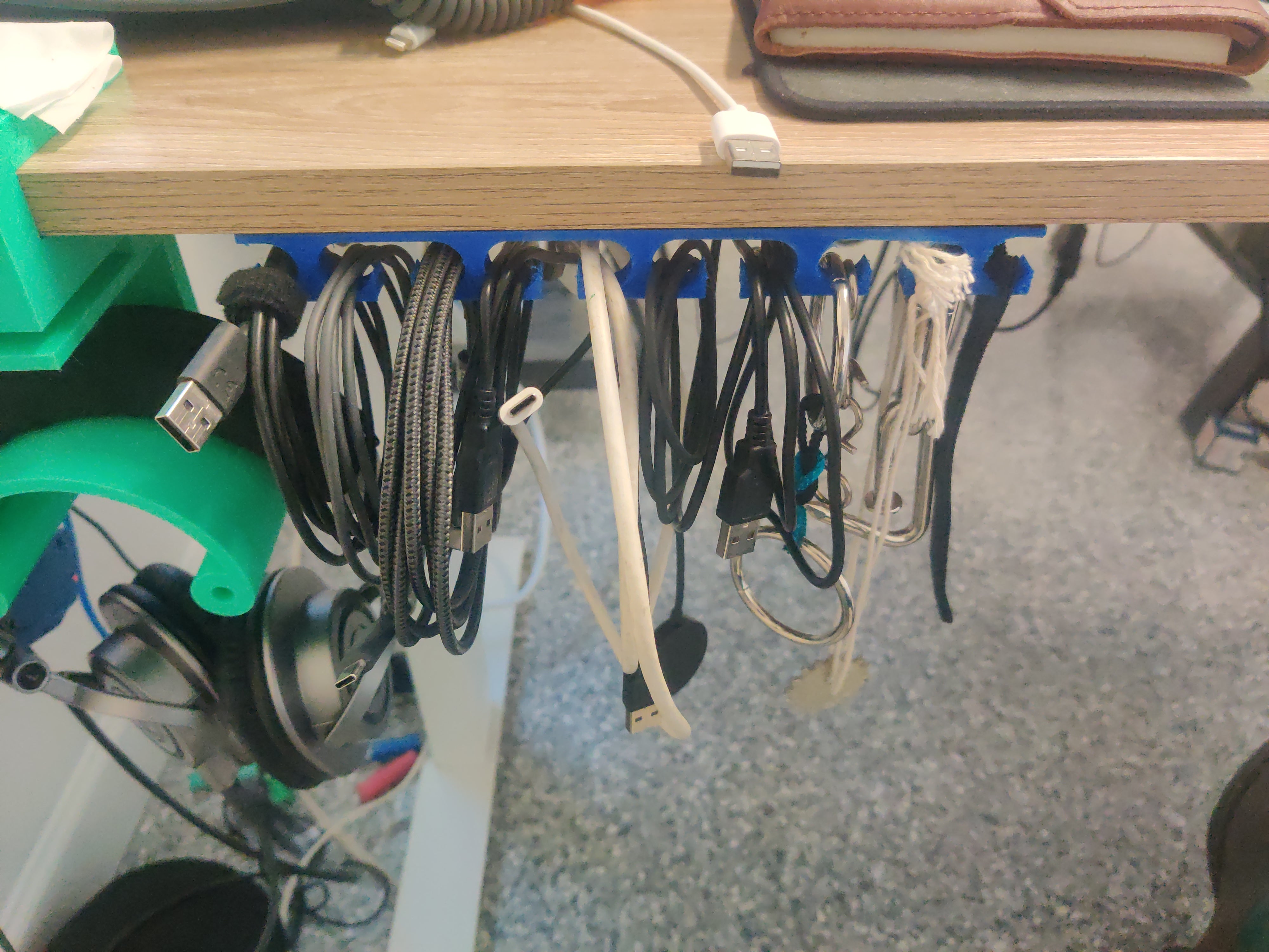 Organizador de cables USB para el escritorio