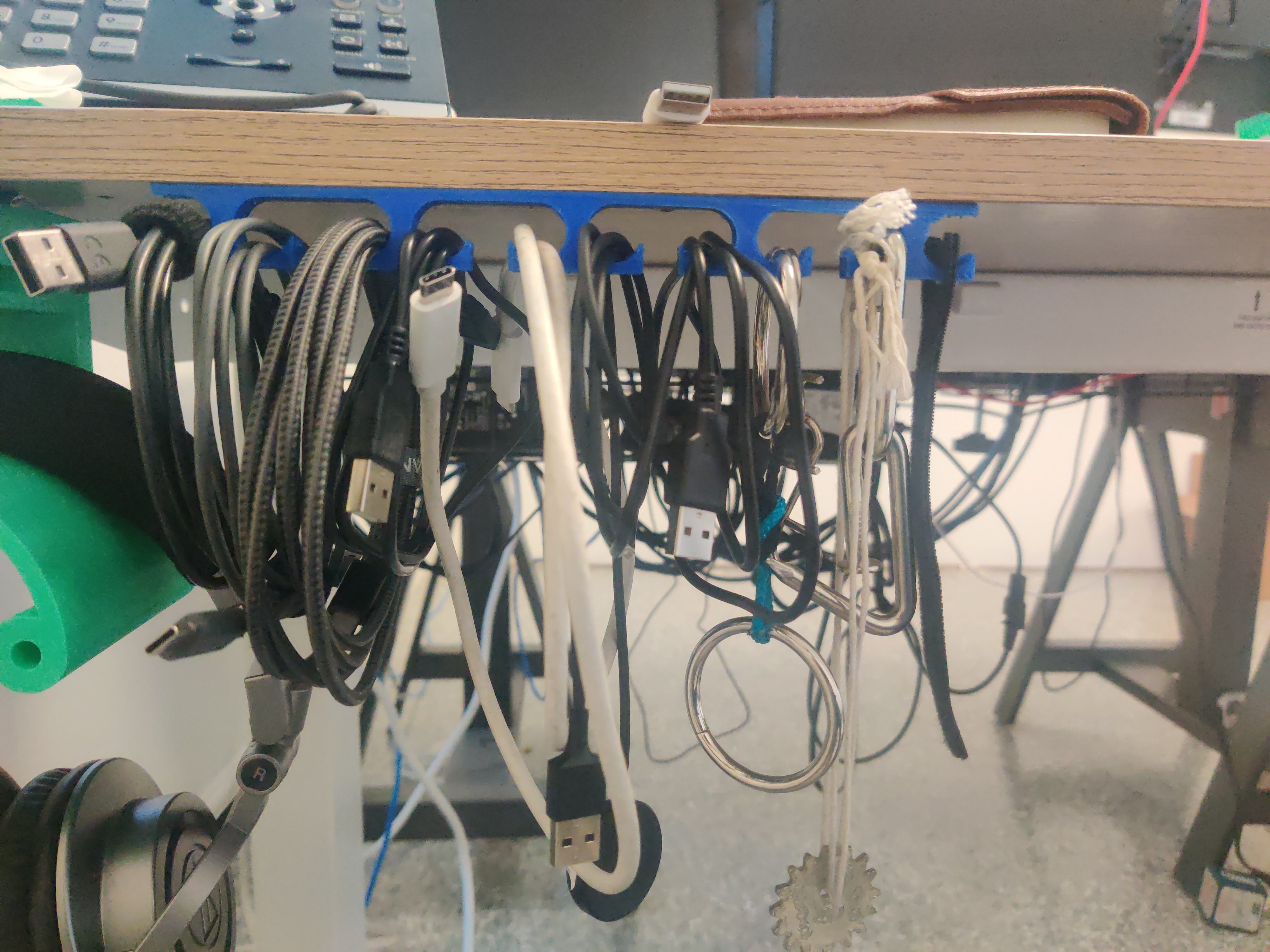 Organizador de cables USB para el escritorio