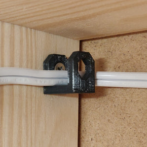 Práctica abrazadera para cables para una gestión organizada de cables