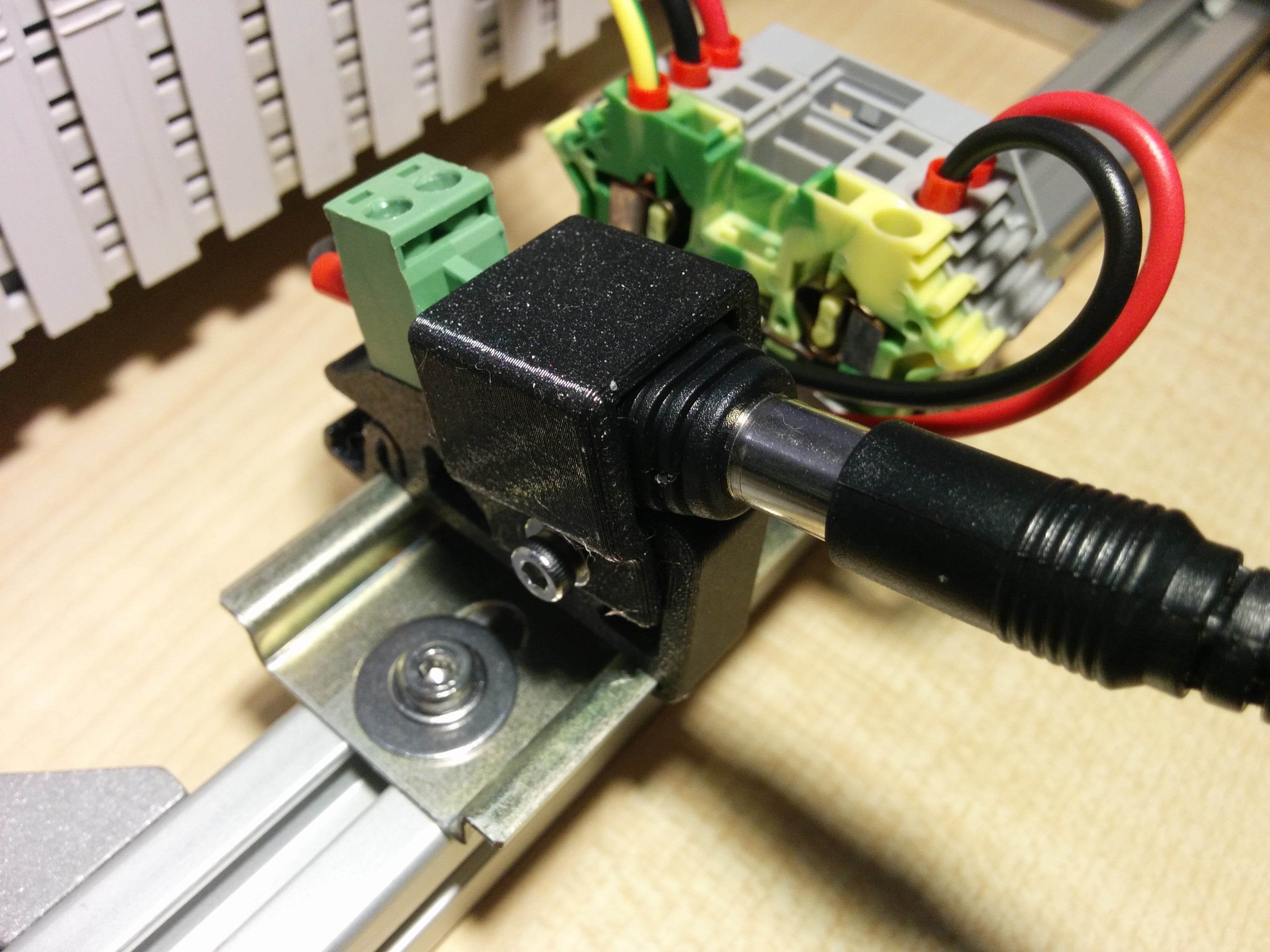 Soporte de carril DIN para adaptador Barrel Jack