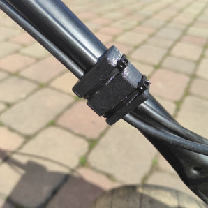 Práctico soporte para cables y alambres para tubos de 22 mm