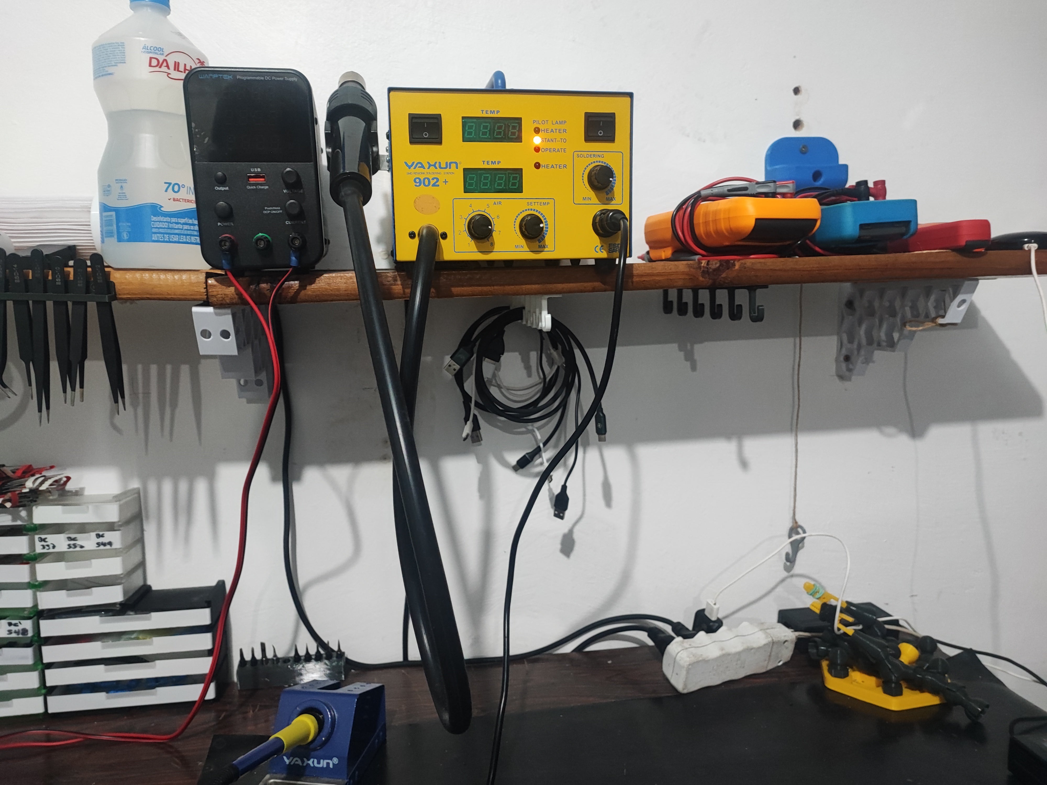 Bajo estante colgadores de cables / ganchos