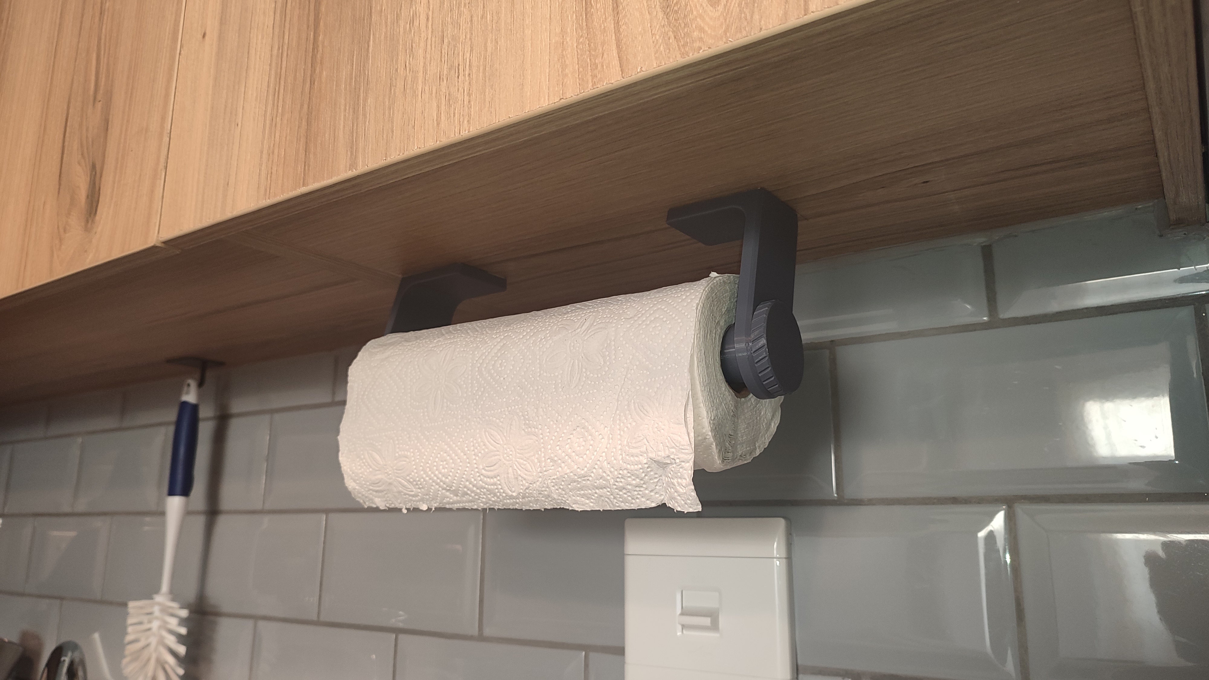 Soporte para toallas de papel debajo del gabinete