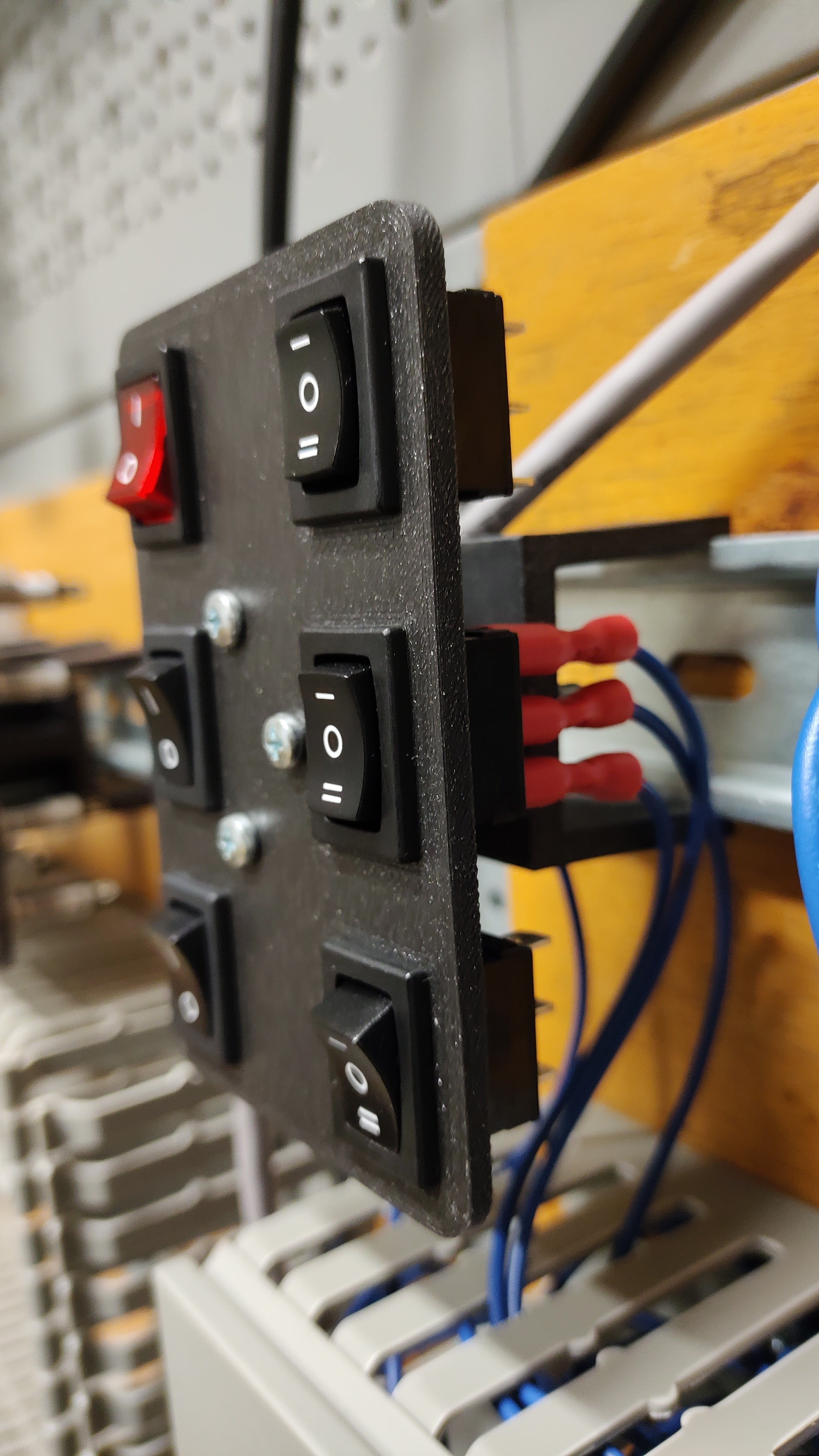 Soporte de carril DIN para botones e indicadores LED