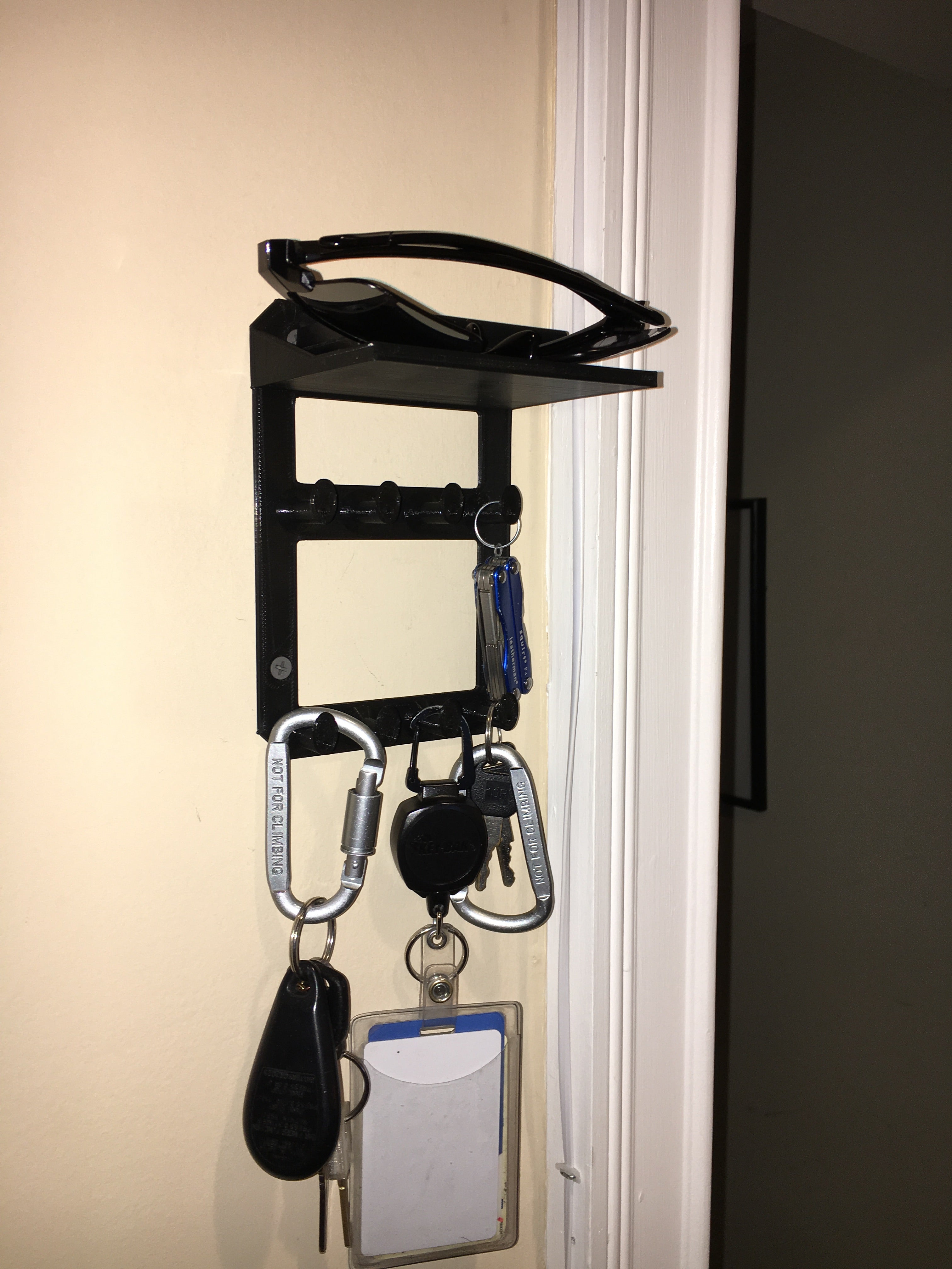 Estante de pared con ganchos para llaves