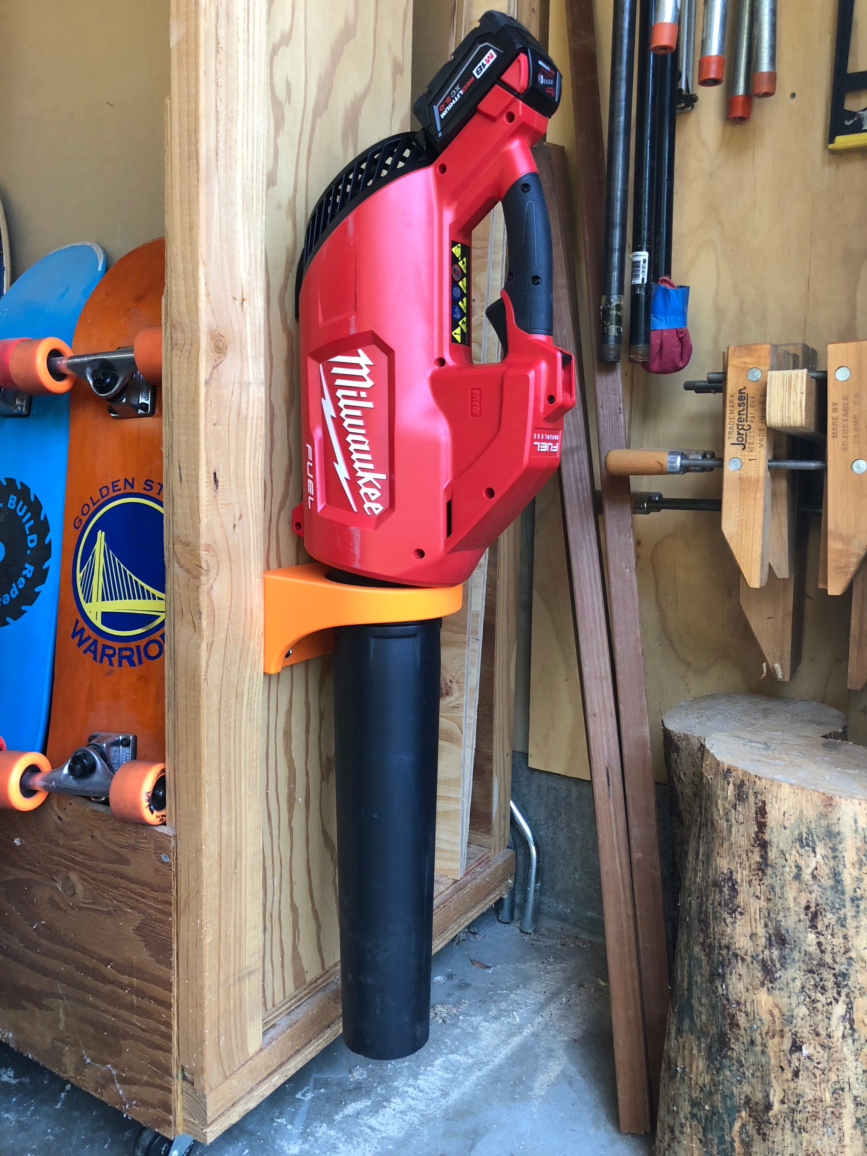 Soporte de pared para soplador de hojas Milwaukee M18