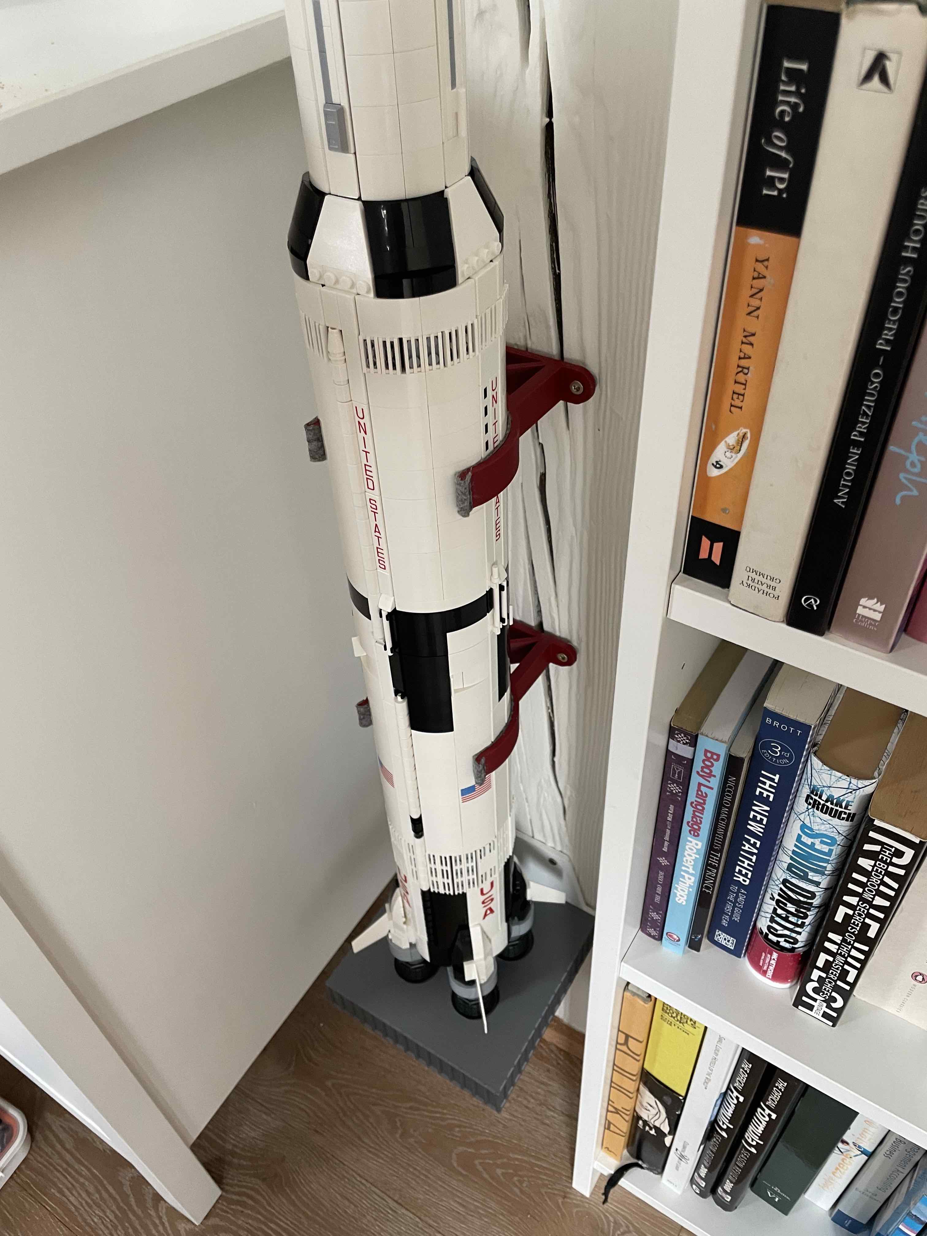 Soporte vertical de pared para Lego Saturn V