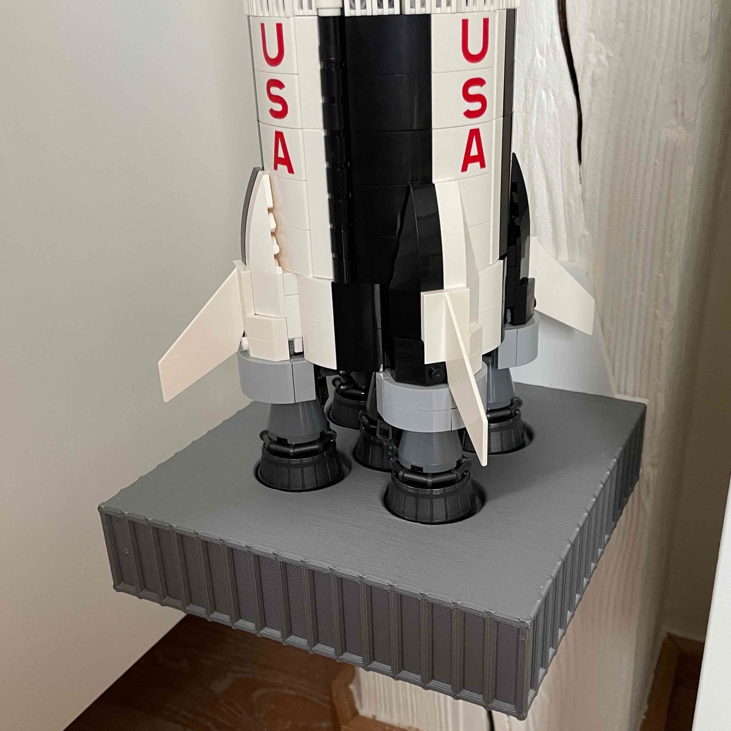 Soporte vertical de pared para Lego Saturn V