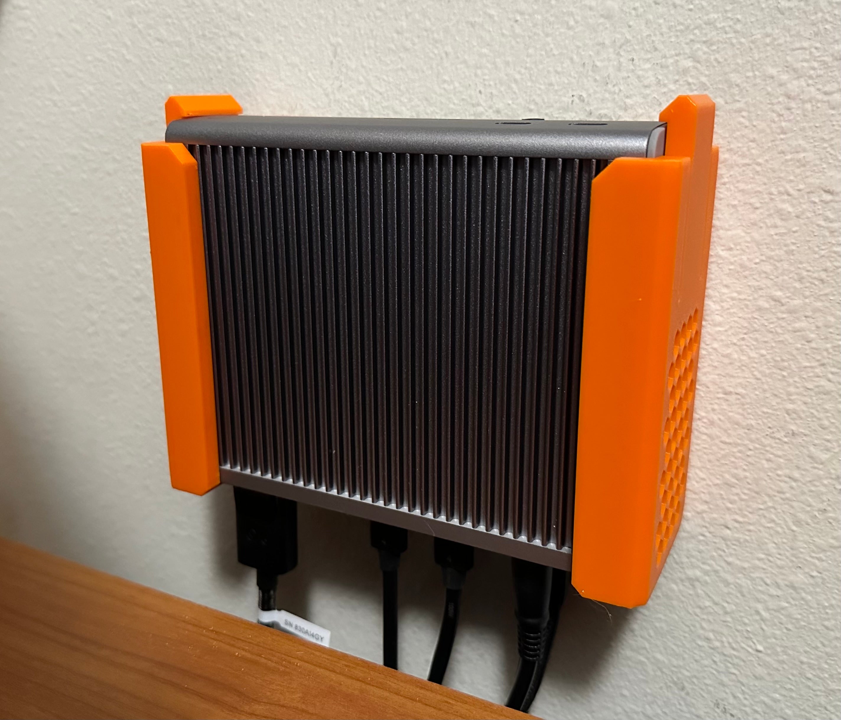Soporte de montaje en pared que ahorra espacio para la estación de acoplamiento CalDigit TS4