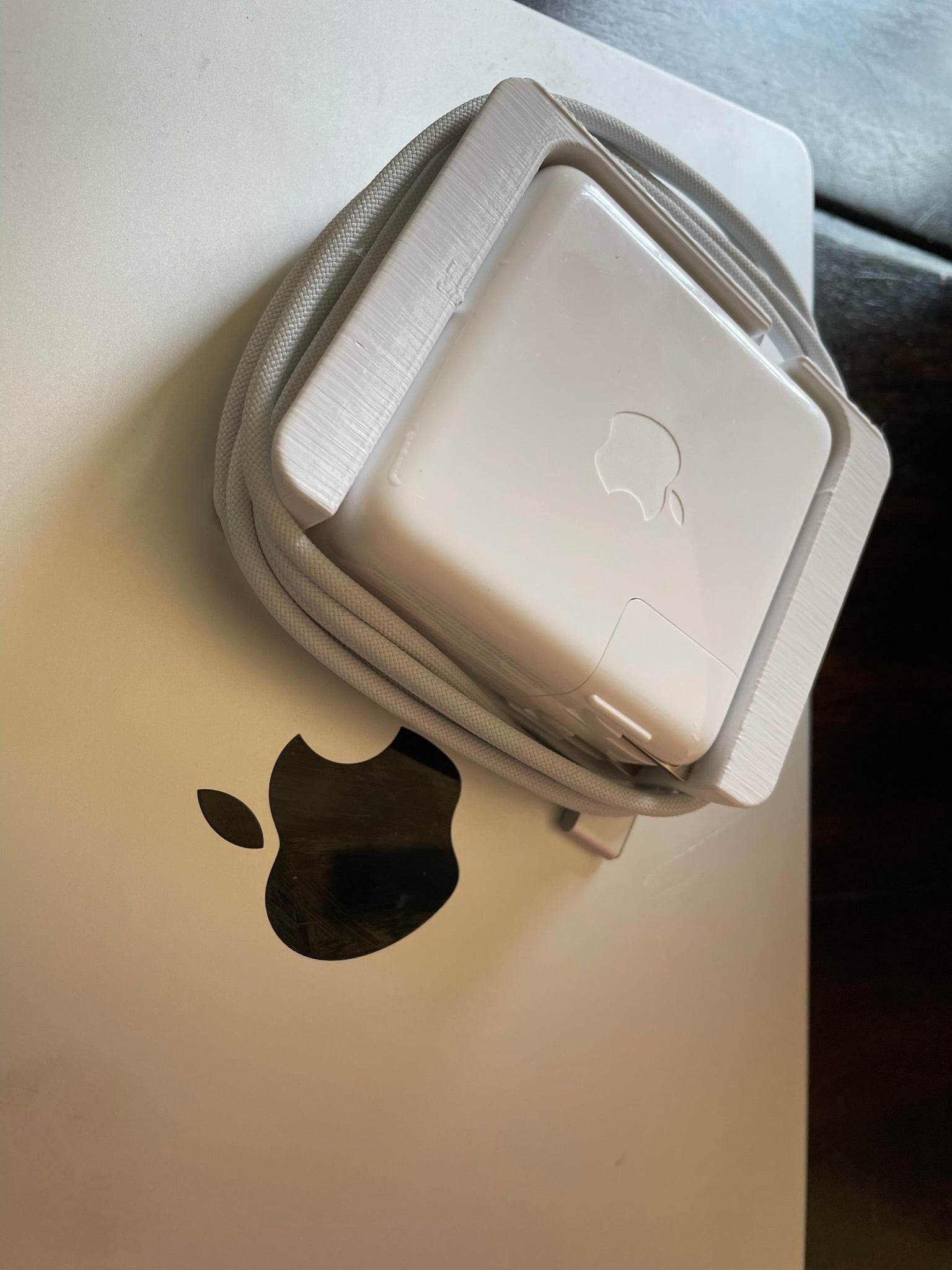 Organizador de cables para cargador Macbook 67W