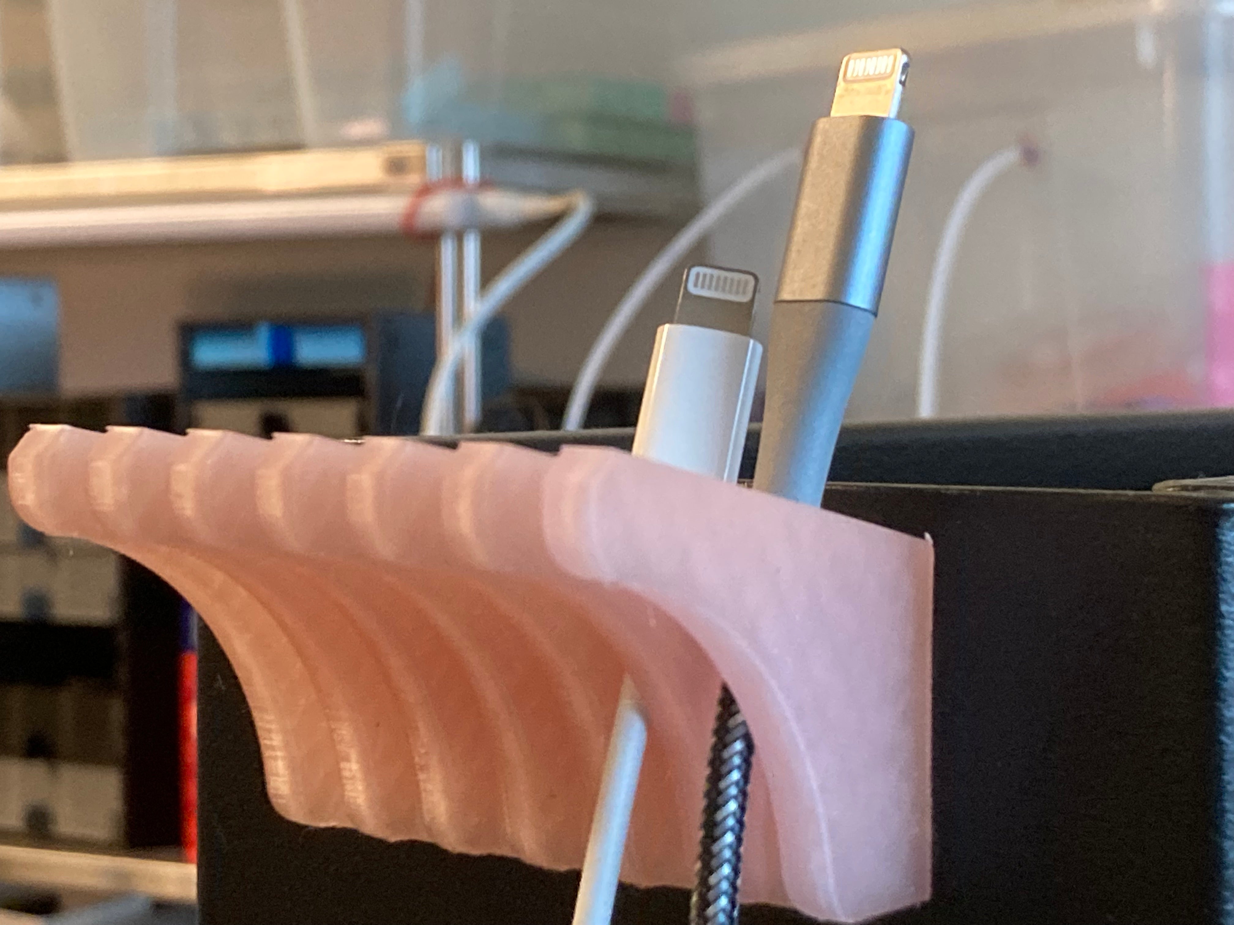Soporte para cable USB con agujero magnético