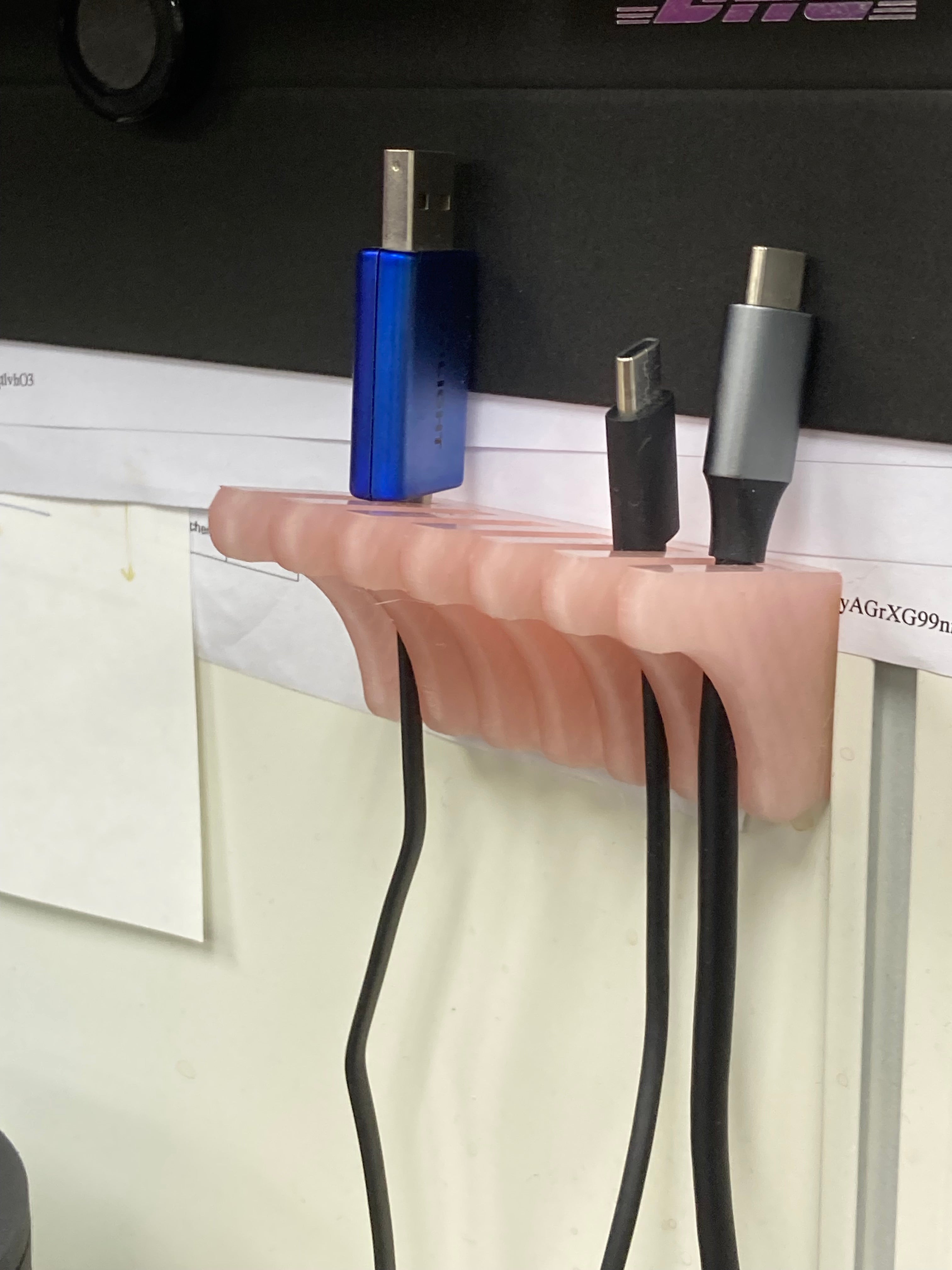 Soporte para cable USB con agujero magnético