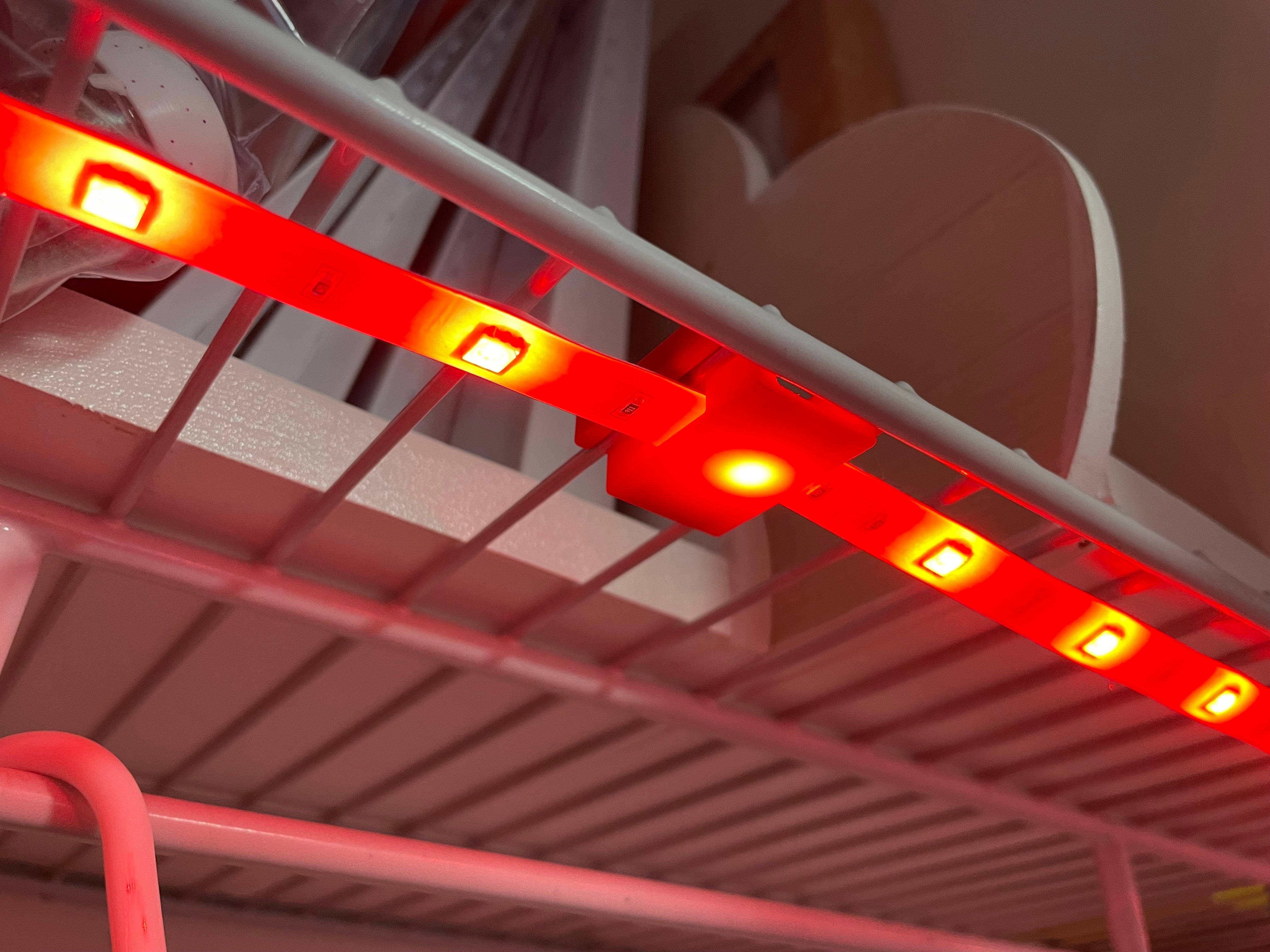 Colgador de tira LED para estantes de rejilla