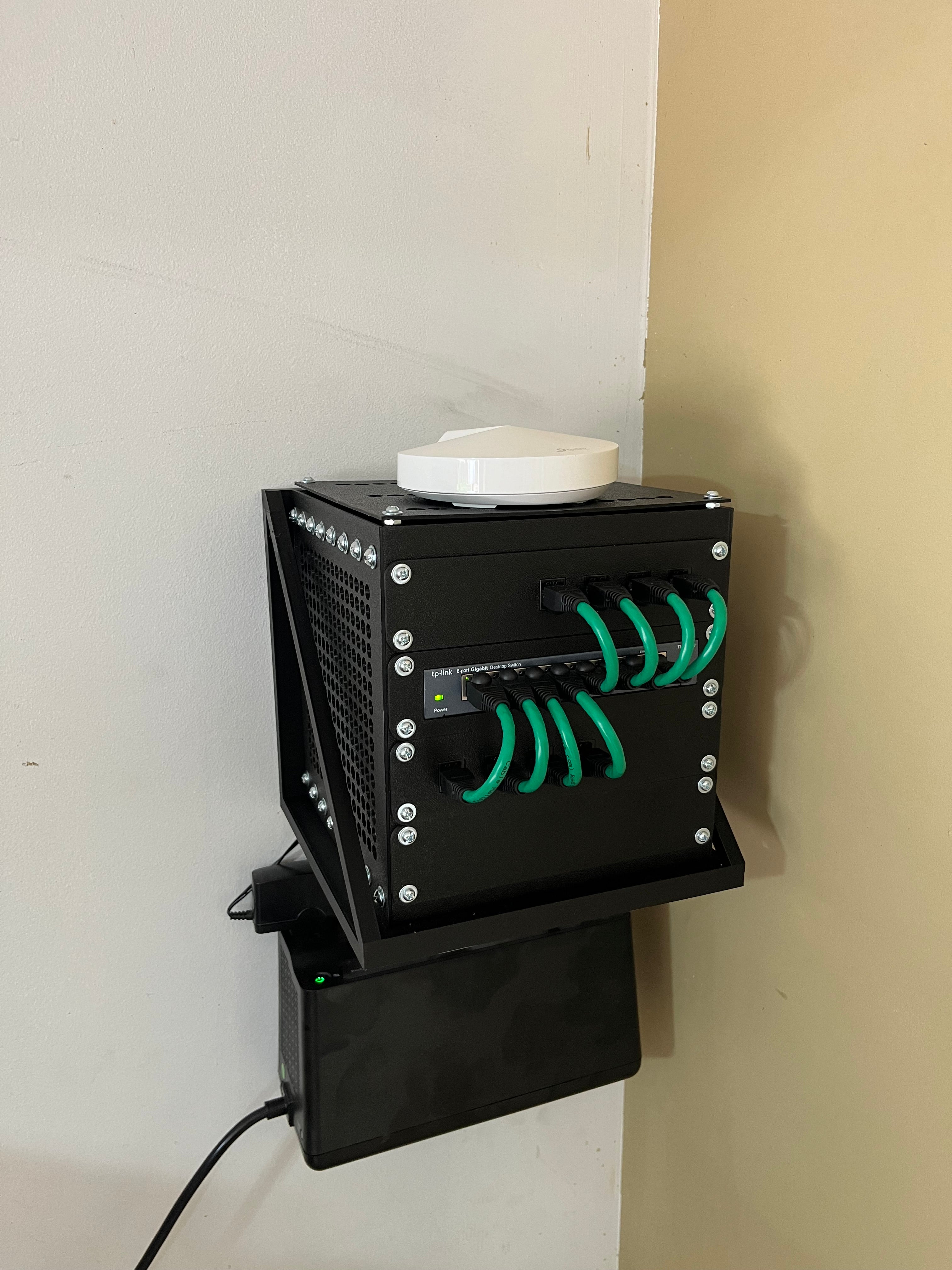 Montaje en pared/estante para mini rack de servidores