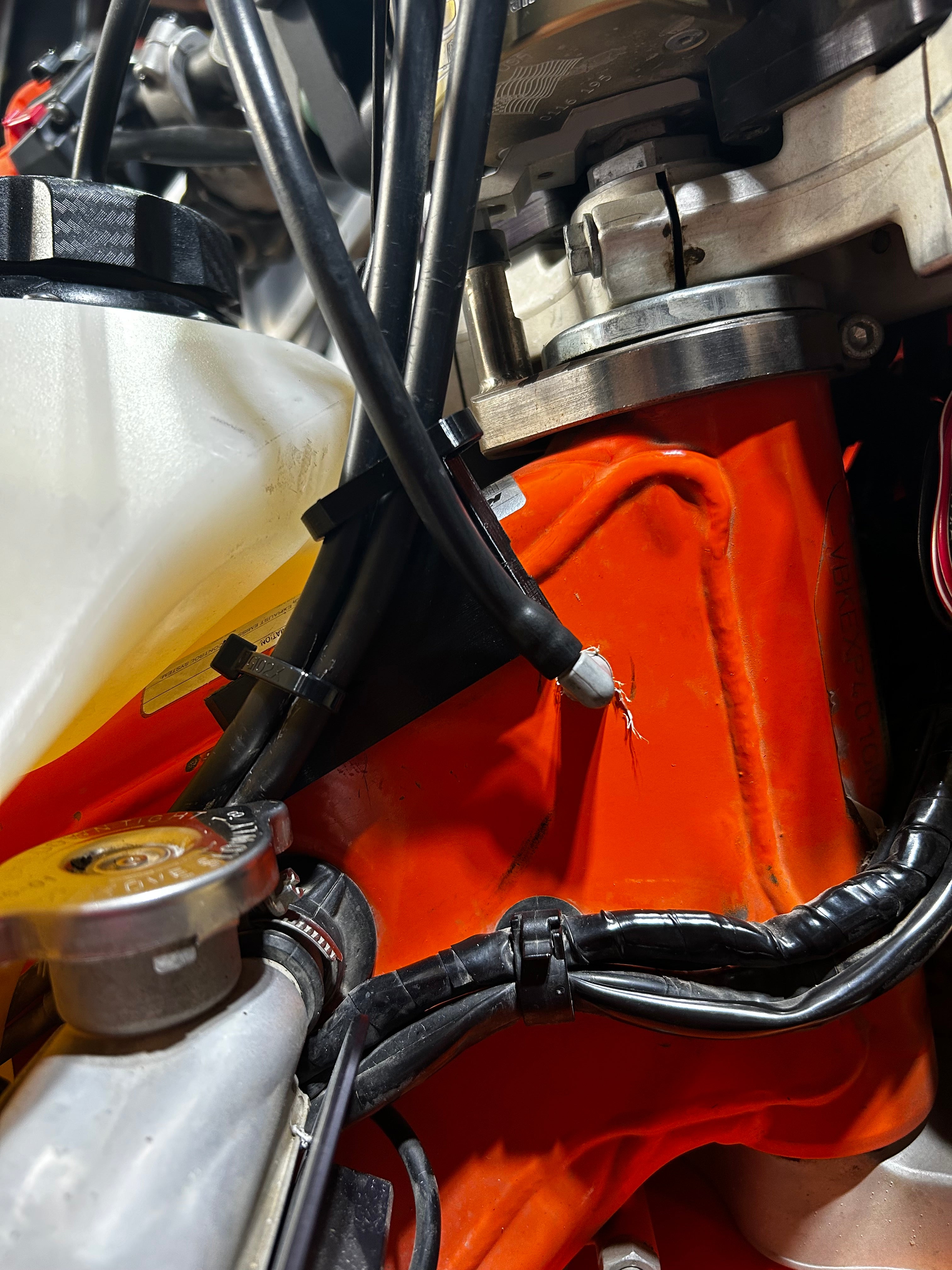 Fijación de cable KTM 500 para cable de gas: montaje protector para moto de cross