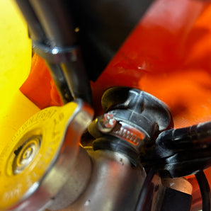 Fijación de cable KTM 500 para cable de gas: montaje protector para moto de cross