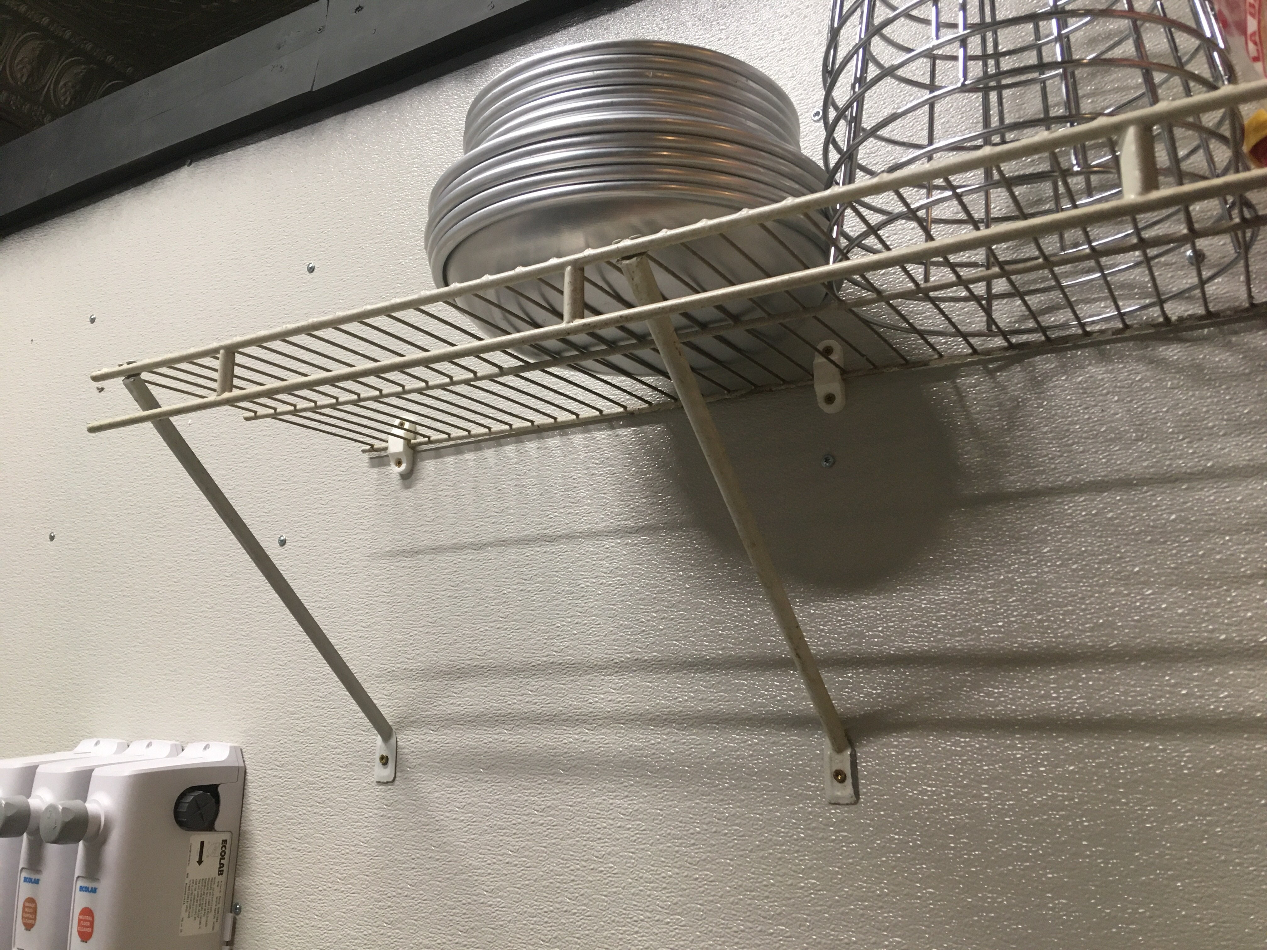 Soporte de pared robusto para estantes de alambre: soporte de repuesto resistente