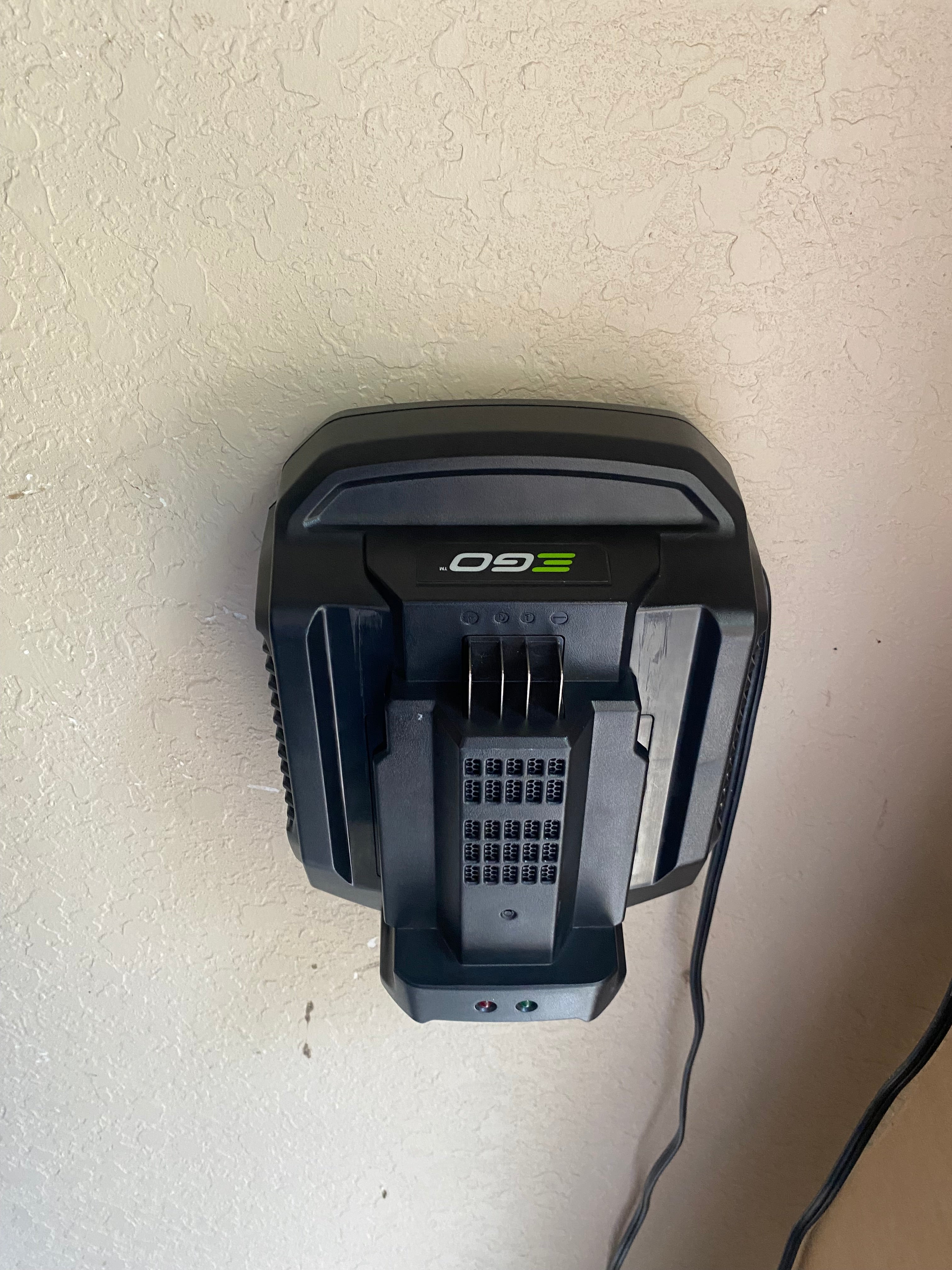Montaje en pared del cargador de batería EGO - Velocidad estándar