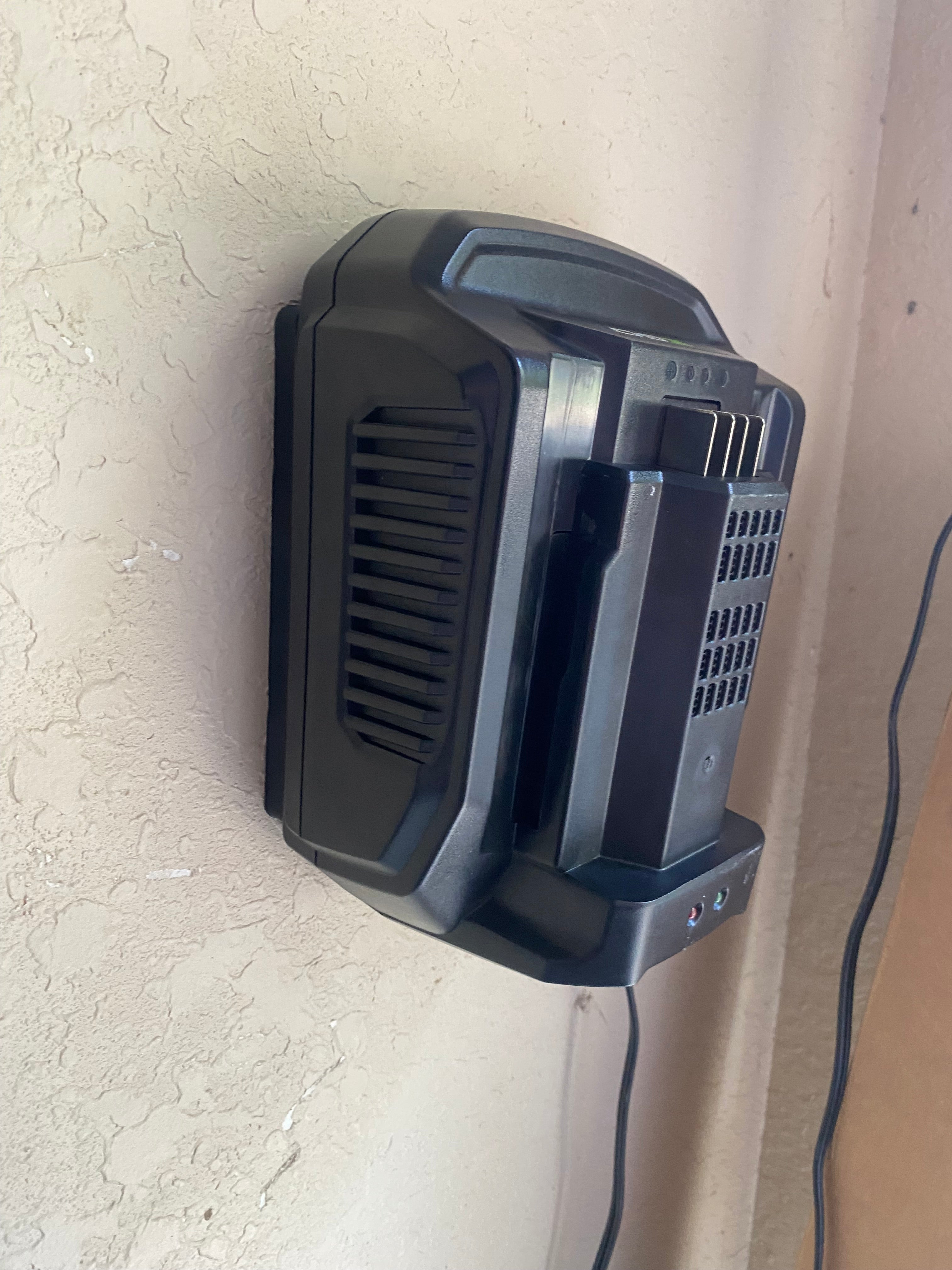 Montaje en pared del cargador de batería EGO - Velocidad estándar