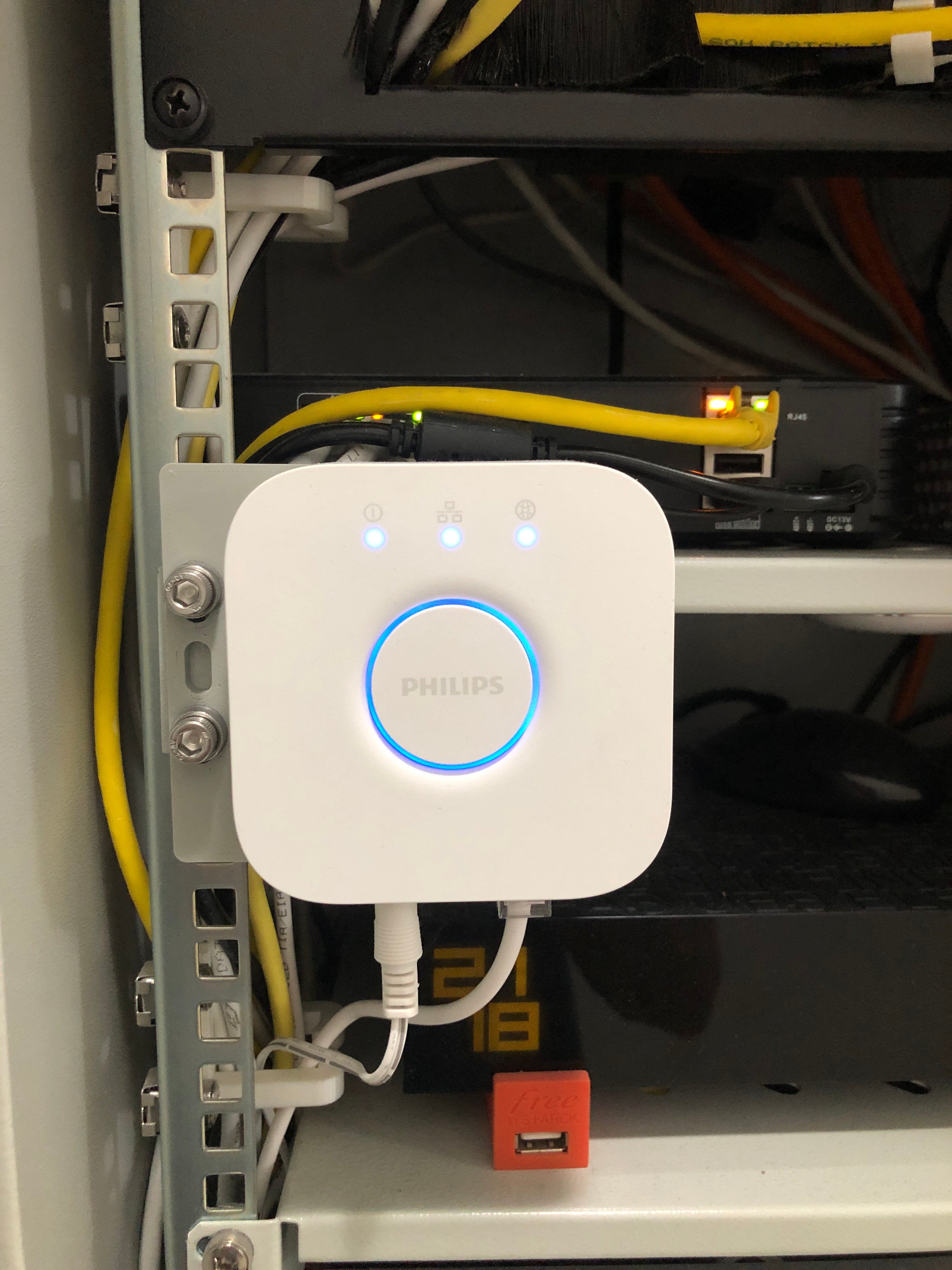 Montaje en rack para Philips Hue Bridge - Organice su hogar inteligente