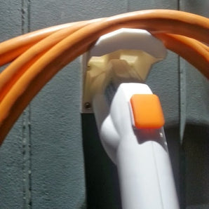 Soporte para conector J1772 con capuchón y montaje de cable