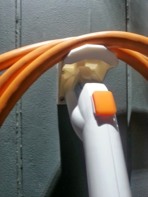 Soporte para conector J1772 con capuchón y montaje de cable