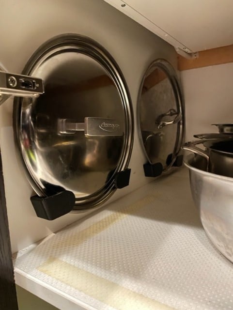 Organizador de puertas compacto para tapas de ollas