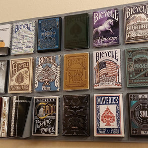 Pantalla modular de tarjetas de juego montada en la pared