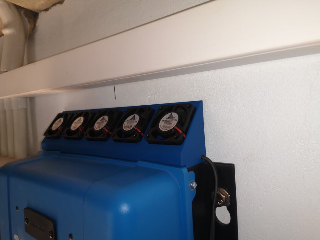 Cubierta de refrigeración para Victron 250/100 MPPT con espacio para cinco ventiladores de 30 mm