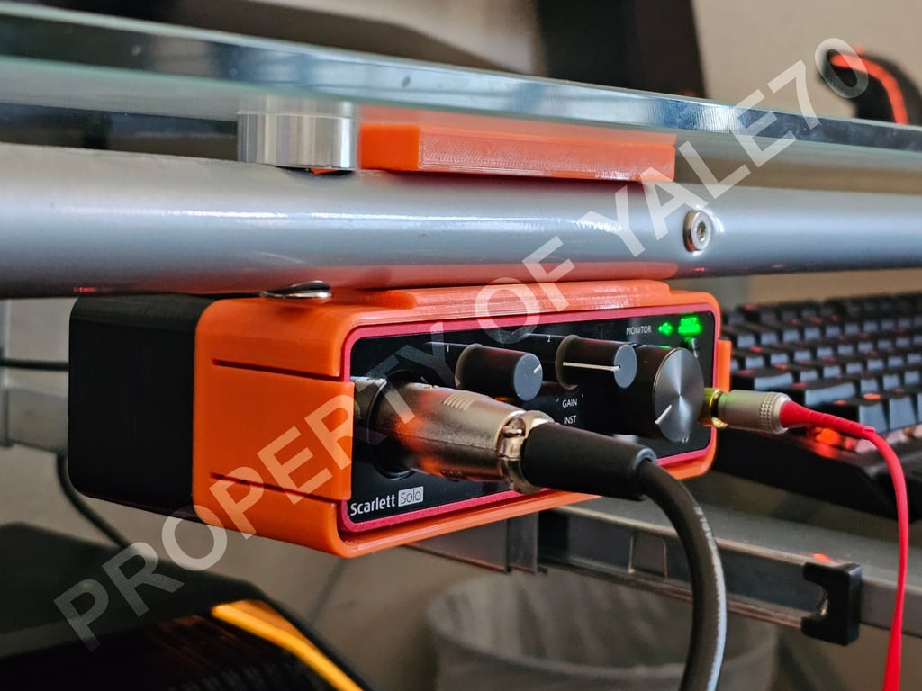 Montaje que ahorra espacio para Focusrite Scarlett Solo Gen 3 en la mesa de cristal Realspace Zentra