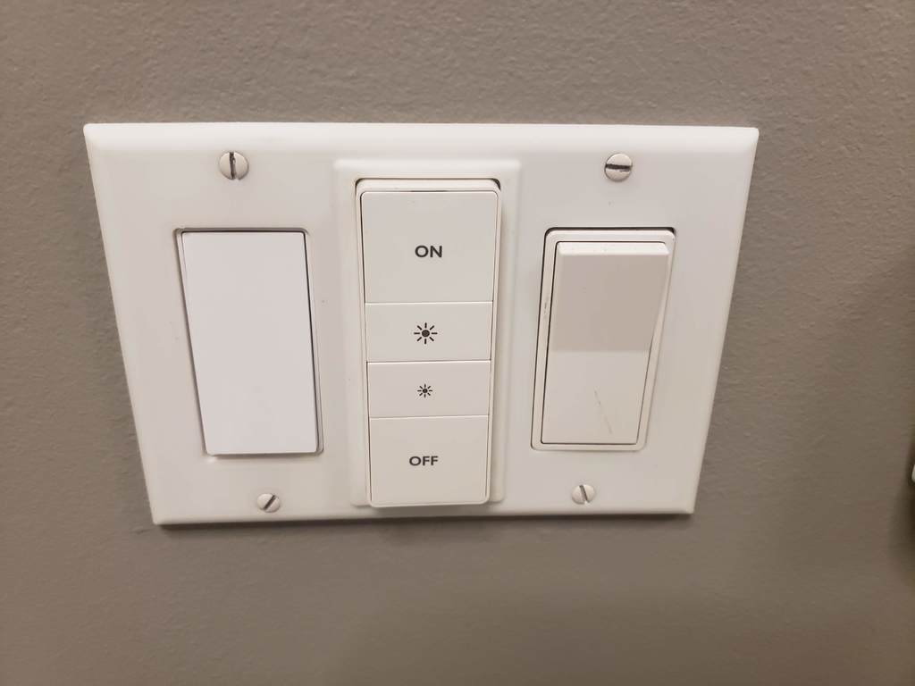 Placa de interruptor de luz de 3 vías con soporte central para control remoto Philips Hue