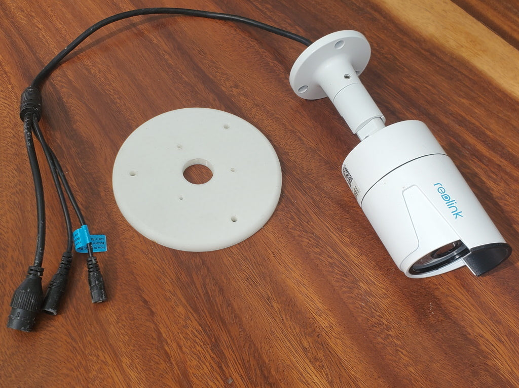 Montaje de pared plano para cámara Reolink para una instalación discreta del cable