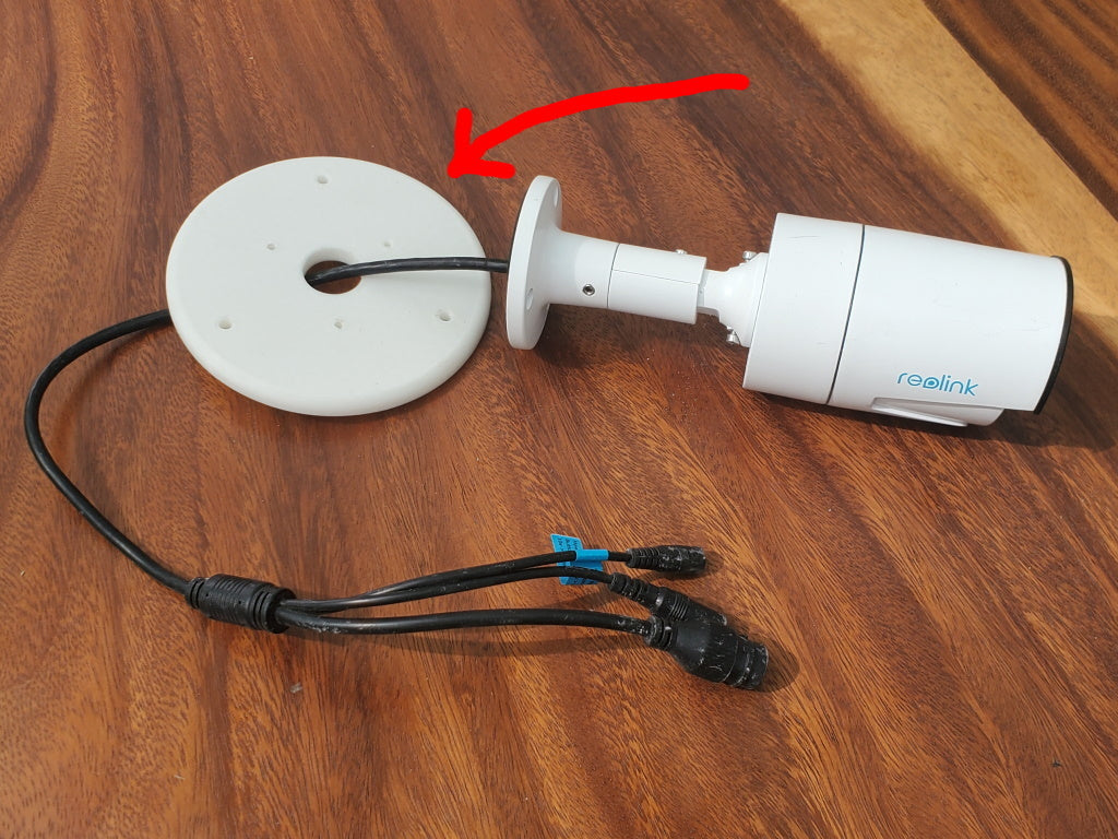 Montaje de pared plano para cámara Reolink para una instalación discreta del cable