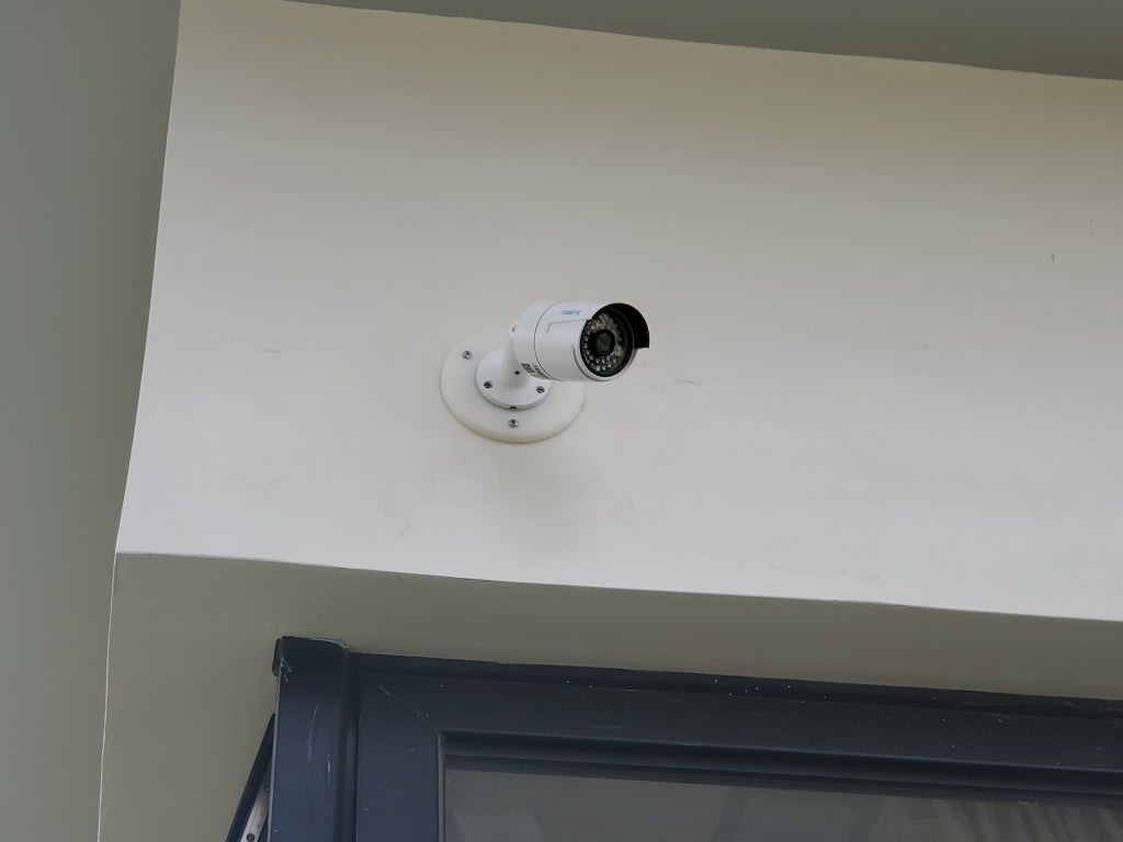 Montaje de pared plano para cámara Reolink para una instalación discreta del cable