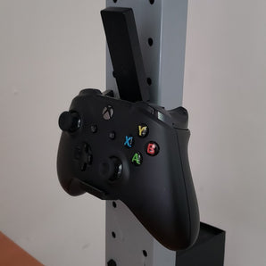 Montaje en pared para Xbox One con orificios para tornillos y espacio USB para el receptor.