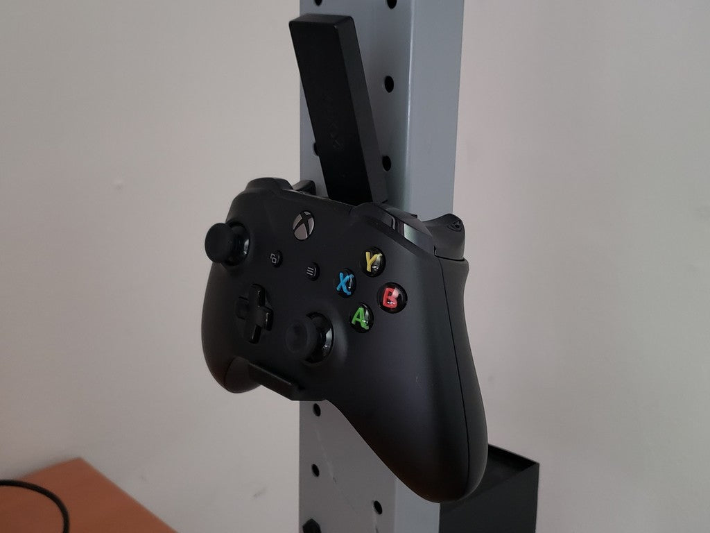 Montaje en pared para Xbox One con orificios para tornillos y espacio USB para el receptor.