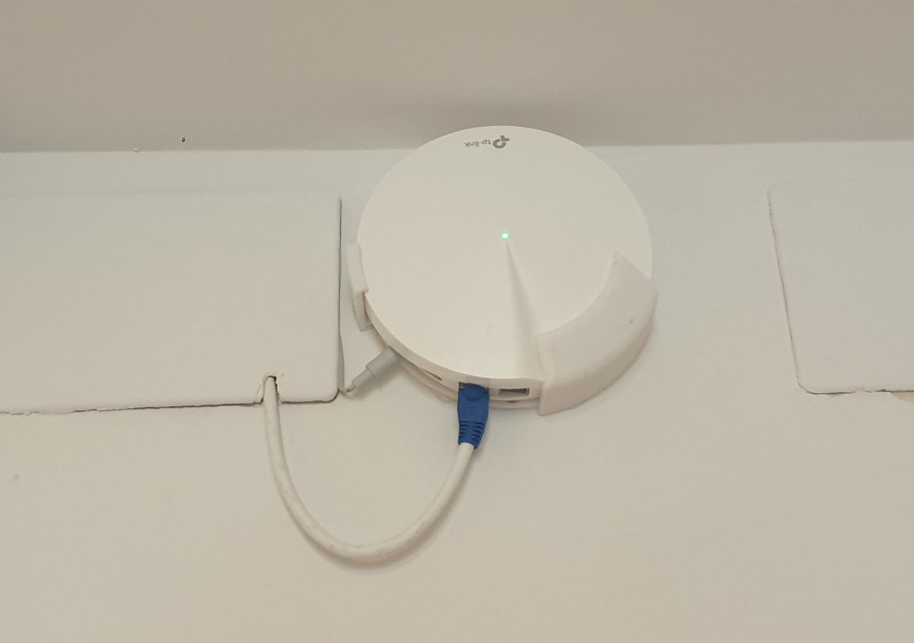 Soporte de pared TP-Link Deco M9 Plus - Diseño semicircular que ahorra espacio