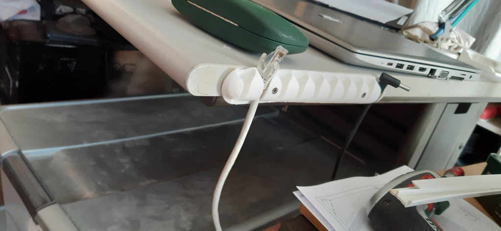 Práctico colgador de cables con orificios de montaje