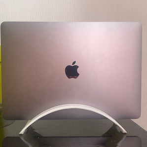 BookArc: Soporte vertical que ahorra espacio para MacBook Pro de 13"