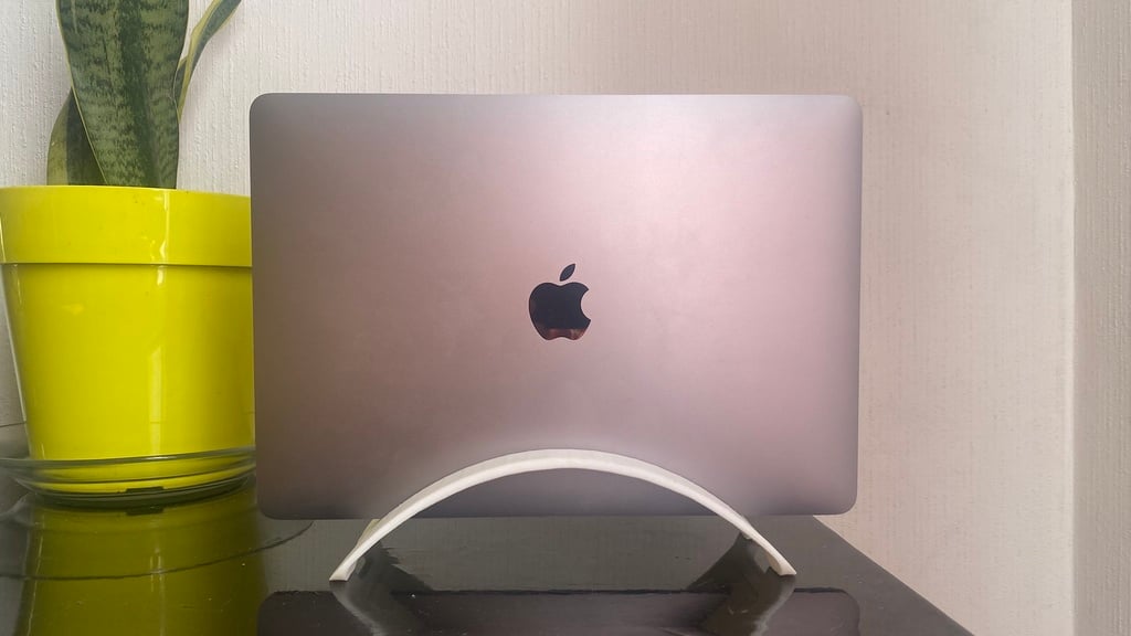 BookArc: Soporte vertical que ahorra espacio para MacBook Pro de 13"
