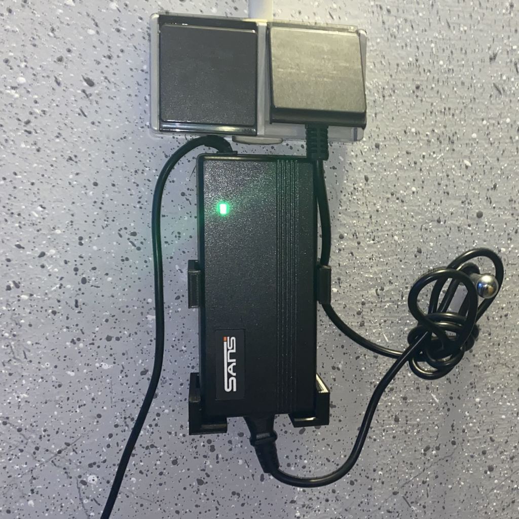 Montaje en pared para cargador de batería de bicicleta eléctrica NCM (tipo DC483DE 48V 3A)