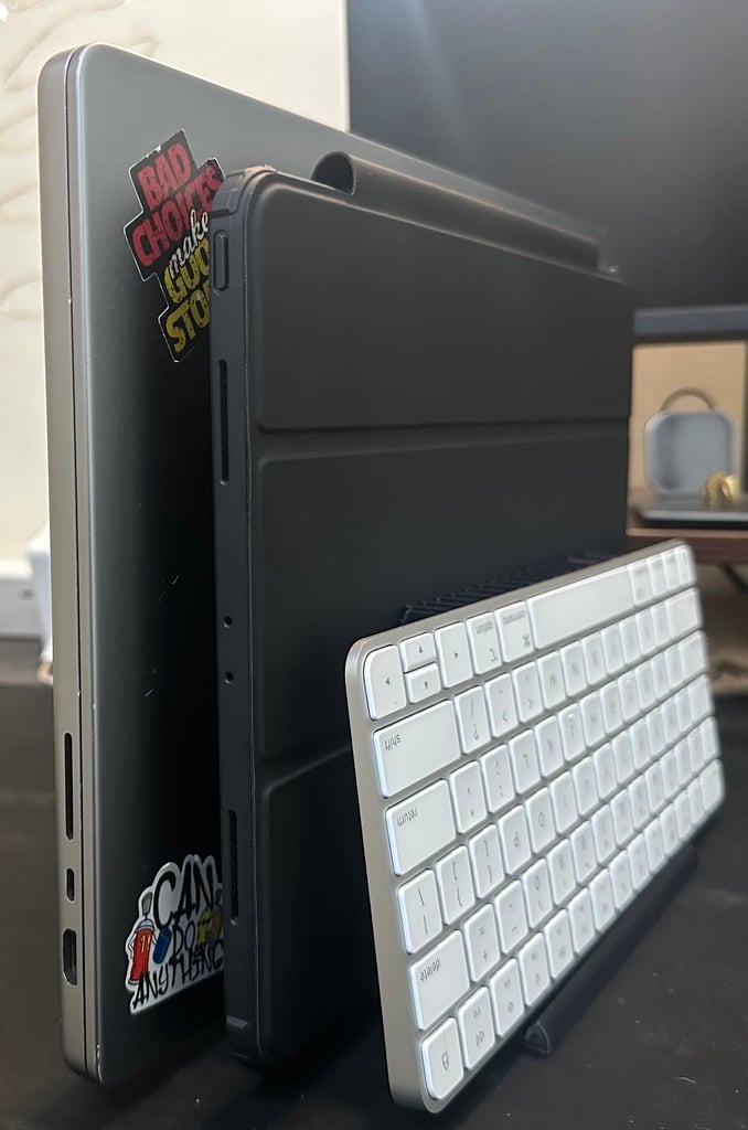 Soporte vertical para portátil de 16', iPad de 12,9' y iPhone/teclado