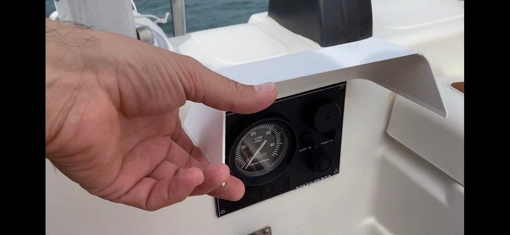 Cubierta con bisagra para panel en motor de barco