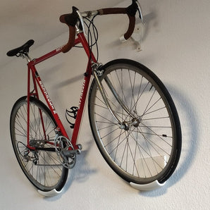 Elegante montaje en pared para bicicletas de carreras