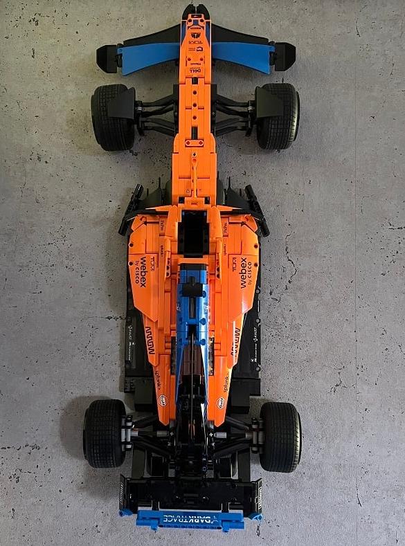 Soporte de pared para el coche de carreras LEGO McLaren Formula 1™.