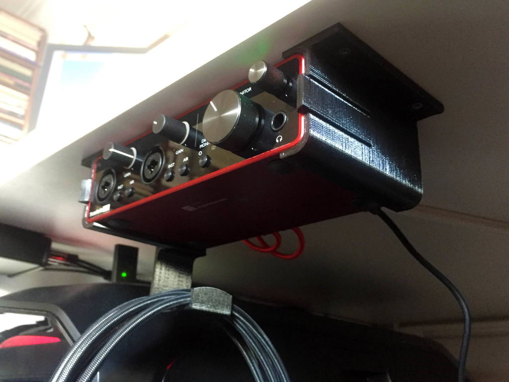 Soporte Focusrite Scarlett 2i2 3.ª generación con gestión de cables