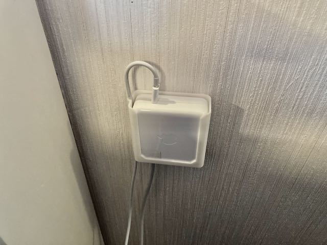 Soporte de pared para cargador USB-C de Macbook