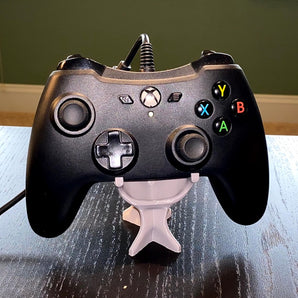 Elegante soporte para mando de Xbox con diseño generativo