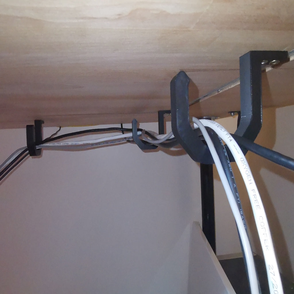 Beefy J-Krog para Gestión de Cables Bajo el Escritorio