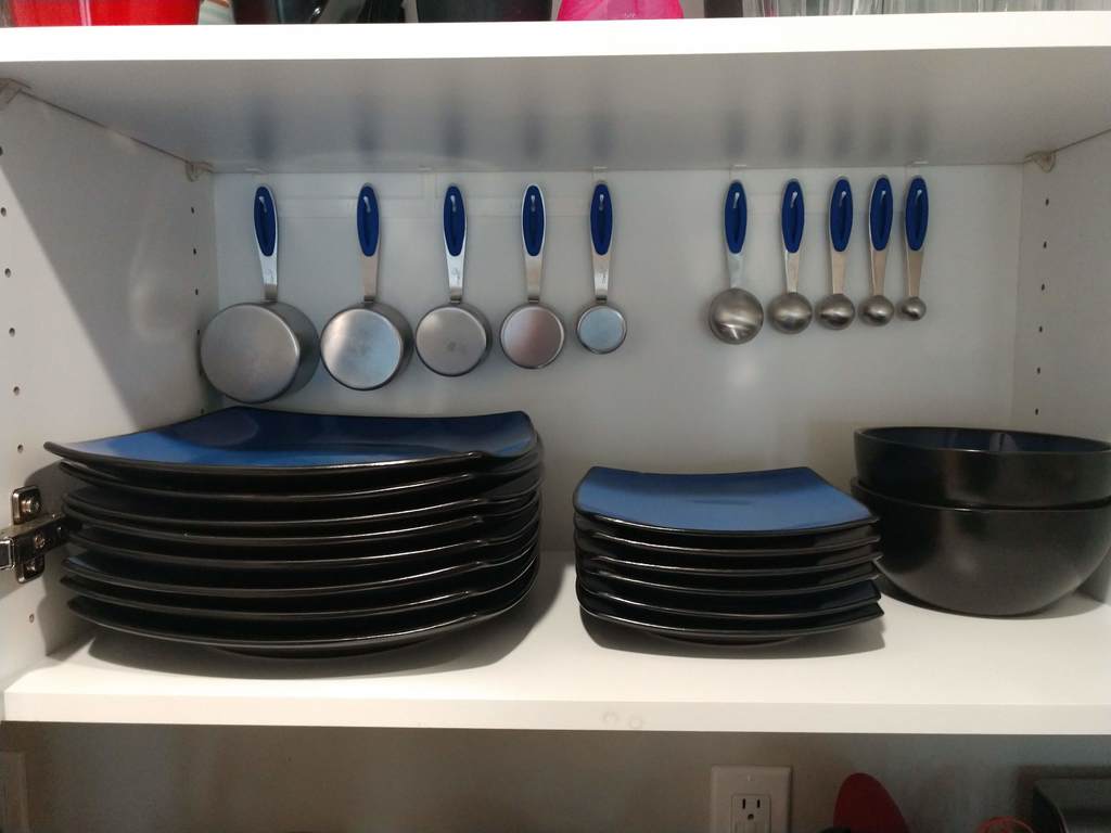 Soporte para taza medidora y cuchara para estante de armario